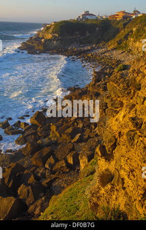 Azenhas Do Mar, Klippen von Praia Das Maças (Das Maças Beach), Colares, Distrikt Lissabon, Sintra Küste Portugal, Europa Stockfoto