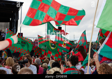 Grafschaft Mayo Gaa-Fans mit Grafschaft Fahnen auf ein Spiel Irland Stockfoto