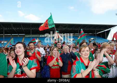 Grafschaft Mayo Gaa-Fans mit Grafschaft Fahnen auf ein Spiel Mchale Parken Castlebar Republik von Irland Stockfoto