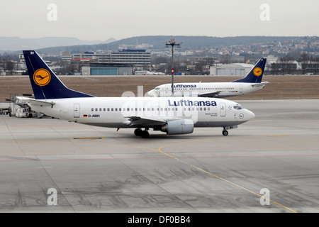 Ein Lufthansa D-ABIH Boeing 737-500 kurz nach der Landung an der Vorderseite und einer Lufthansa D-ABJB Boeing 737-500 kurz nehmen zuvor Stockfoto