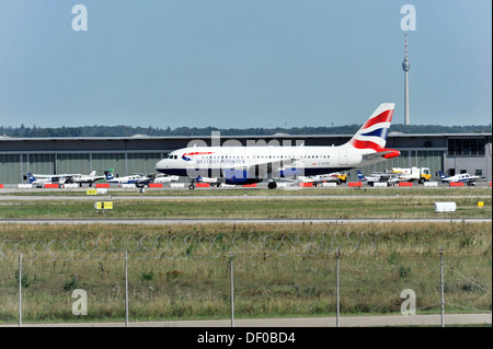 British Airways G-EUOE Airbus A319-131 nach der Landung am Flughafen Stuttgart, Stuttgart, Baden-Württemberg Stockfoto