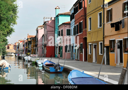 Bunt bemalte Häuser, Boote im Kanal Burano, Burano, Insel in der Lagune, Venedig, Veneto, Italien, Europa Stockfoto