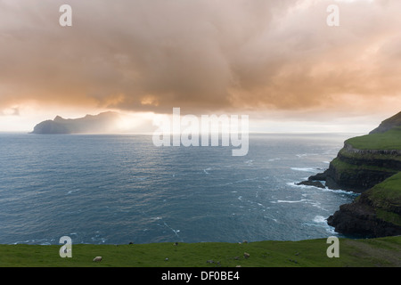 Letzter Abend Sonnenstrahlen über die Insel Mykines im Nordatlantik, Färöer Inseln, Nordsee, Nordeuropa, Europa Stockfoto