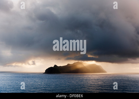 Letzter Abend Sonnenstrahlen über die Insel Mykines im Nordatlantik, Färöer Inseln, Nordsee, Nordeuropa, Europa Stockfoto