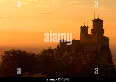 San Marino, Rocca Guaita Turm bei Dämmerung, Monte Titano, Republik von San Marino, Italien Stockfoto