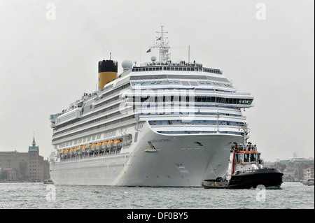 Kreuzfahrtschiff Costa Fascinosa, Baujahr 2012, 290m 3800 Passagiere verlassen das Hafen von Venedig, Venedig, Veneto, Italien, Europa Stockfoto