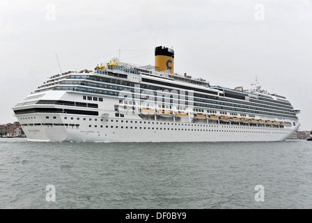 Kreuzfahrtschiff Costa Fascinosa, Baujahr 2012, 290m 3800 Passagiere verlassen das Hafen von Venedig, Venedig, Veneto, Italien, Europa Stockfoto