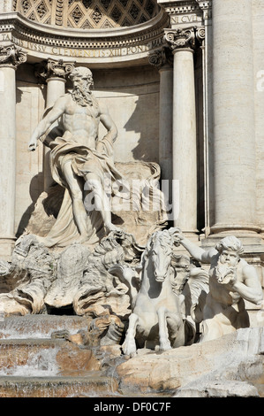 Ozean-Statue auf einem schalenförmigen Wagen, gezogen von zwei Seepferdchen von Pietro Bracci, 1759-1762, Detailansicht der Trevi-Brunnen Stockfoto