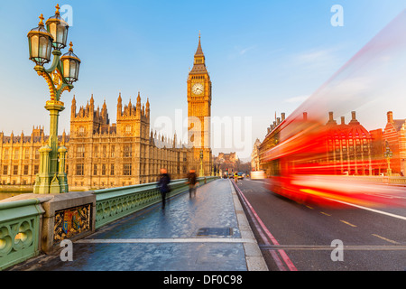 Big Ben und roten Doppeldecker-Bus, London Stockfoto