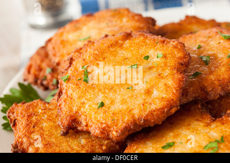 Hausgemachte traditionelle Kartoffel Pfannkuchen Latke auf einem Hintergrund Stockfoto