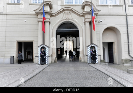 Wachwechsel am Ehrenhof der Prager Burg, Hradschin, Prag, Hlavní Město Praha, Tschechische Republik Stockfoto