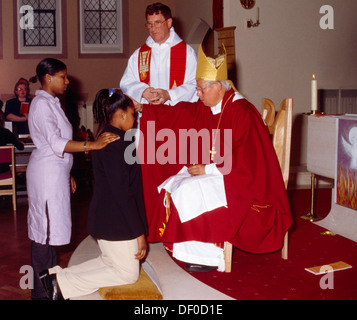 Bestätigung an Pfingsten Bischof Salbung Kandidat an der St. Joseph Kirche katholisch Stockfoto