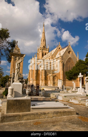 Wolken über den Gräbern und die Kirche der Schmerzensmutter Friedhof, Malta, Europa Stockfoto