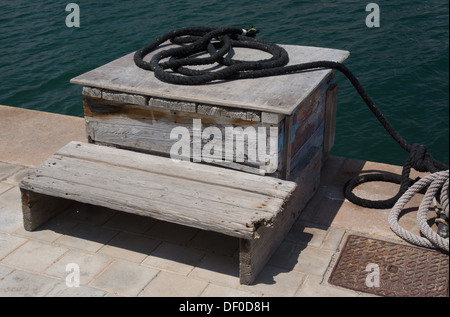 Schwarzen Seil am schönen rustikalen und zerrissenen Holzbox Stockfoto