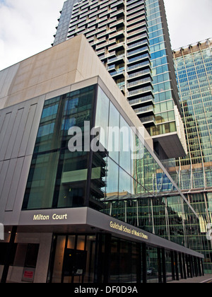 Ansicht der Guildhall School of Music & Drama zeigt CityPoint und den umliegenden Gebäuden, City of London, England, Vereinigtes Königreich Stockfoto