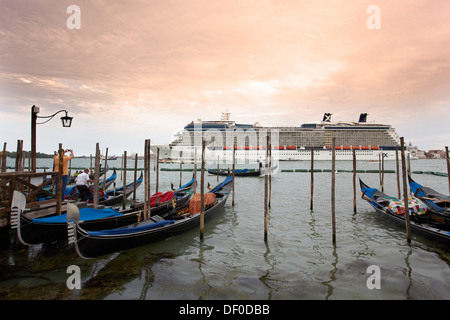 Panorama-Bild, Gondeln vor einer Kreuzfahrt Schiff, Venedig, Italien, Europa Stockfoto