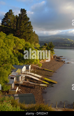 Bootshäuser in Akaroa Harbour, Banks Peninsula, Canterbury Region, Südinsel, Neuseeland Stockfoto