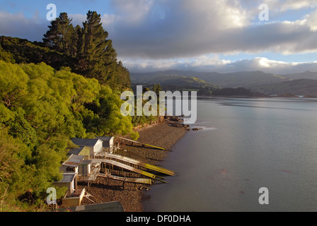 Bootshäuser in Akaroa Harbour, Banks Peninsula, Canterbury Region, Südinsel, Neuseeland Stockfoto