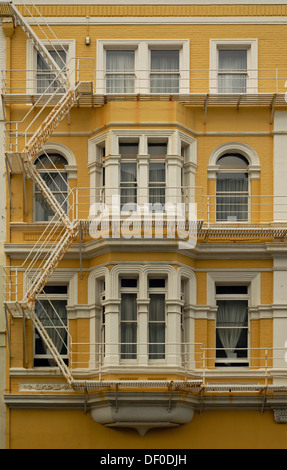 Eine Feuerwehr Drehleiter auf einer typischen viktorianischen Fassade in der Innenstadt von Dunedin, Südinsel, Neuseeland Stockfoto