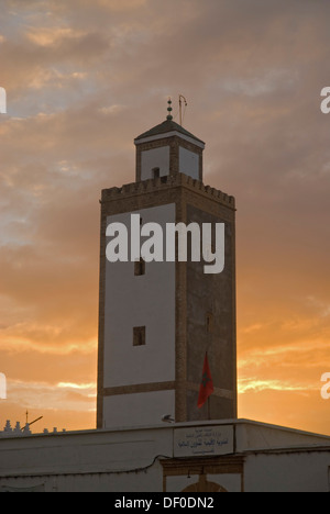 Das Minarett der Moschee Ben Youssef bei Sonnenaufgang in Essaouira, Marokko, Afrika Stockfoto