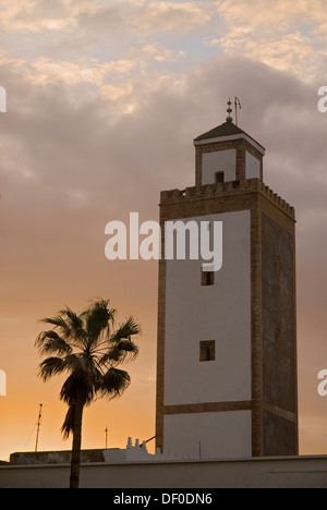 Das Minarett der Moschee Ben Youssef bei Sonnenaufgang in Essaouira, Marokko, Afrika Stockfoto