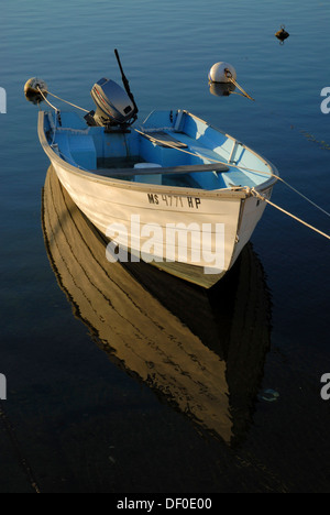 Ein Boot und seine Überlegung im Aal-Teich in Woods Hole in den frühen Morgenstunden, Massachusetts, USA Stockfoto