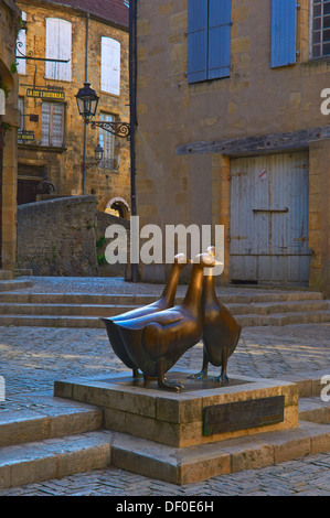 Sarlat, Dordogne, Place du Marche Aux Skulptur Ojes, Les Ojes Gänse von Lalanne, Perigord Noir, Dordogne-Tal, Sarlat la drückt Stockfoto