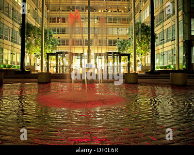 Nachtansicht des Brunnens vor modernen Bürogebäude, Southbank, London, England, Vereinigtes Königreich Stockfoto