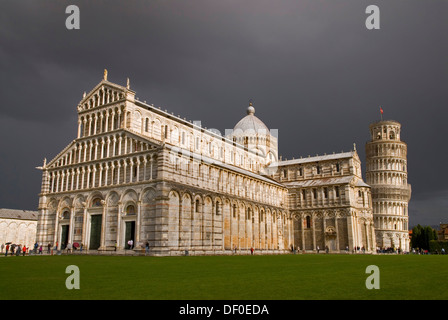 Die Kathedrale und den schiefen Turm auf der Piazza del Duomo und Piazza dei Miracoli, Piazza dei Miracoli, gegen dunkle Wolken Stockfoto