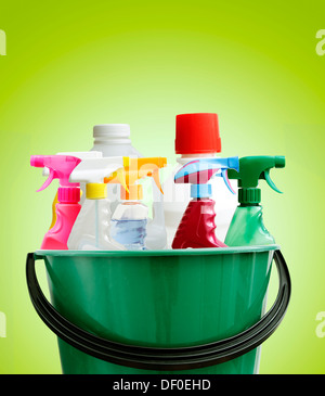 Reinigen von Flaschen im Eimer. Grüner Hintergrund Stockfoto