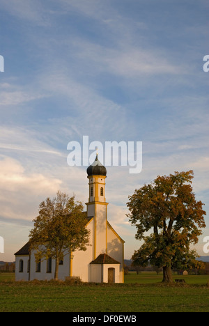 Die kleine barocke St. Johann Kapelle in Raisting, Bayern Stockfoto