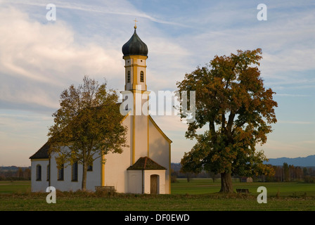 Die kleine barocke St. Johann Kapelle in Raisting, Bayern Stockfoto