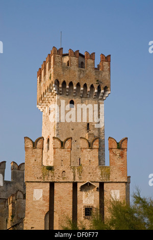 Ein Turm der Scaliger Burg Castello Scaligero in Sirmione, Lombardei, Italien, Europa Stockfoto