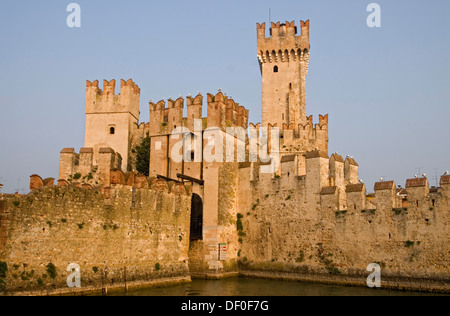 Die Scaliger-Burg Castello Scaligero in Sirmione, Lombardei, Italien, Europa Stockfoto