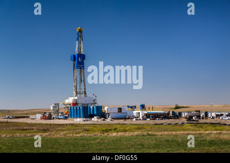 Ein Öl-Bohrinsel auf den Ölfeldern Bakken spielen in der Nähe von Williston, North Dakota, USA. Stockfoto