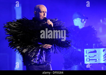 Toronto, Kanada. 25. September 2013. Englische elektronische pop-Duo, Pet Shop Boys, führt an Torontos Sony Center für darstellende Künste während ihrer Welt große elektrische Tour. Im Bild, Neil Tennant und Chris Lowe. © EXImages/Alamy Live-Nachrichten Stockfoto