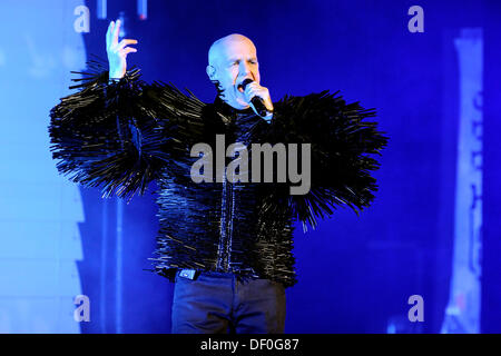 Toronto, Kanada. 25. September 2013. Englische elektronische pop-Duo, Pet Shop Boys, führt an Torontos Sony Center für darstellende Künste während ihrer Welt große elektrische Tour. Im Bild, Neil Tennant. © EXImages/Alamy Live-Nachrichten Stockfoto