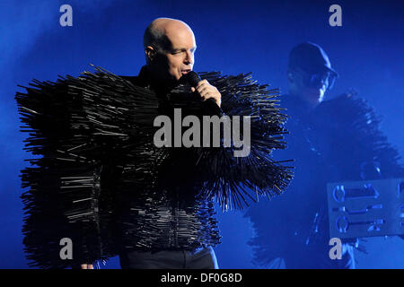 Toronto, Kanada. 25. September 2013. Englische elektronische pop-Duo, Pet Shop Boys, führt an Torontos Sony Center für darstellende Künste während ihrer Welt große elektrische Tour. Im Bild, Neil Tennant. © EXImages/Alamy Live-Nachrichten Stockfoto