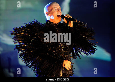 Toronto, Kanada. 25. September 2013. Englische elektronische pop-Duo, Pet Shop Boys, führt an Torontos Sony Center für darstellende Künste während ihrer Welt große elektrische Tour. Im Bild, Neil Tennant. © EXImages/Alamy Live-Nachrichten Stockfoto