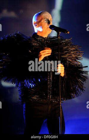 Toronto, Kanada. 25. September 2013. Englische elektronische pop-Duo, Pet Shop Boys, führt an Torontos Sony Center für darstellende Künste während ihrer Welt große elektrische Tour. Im Bild, Neil Tennant. © EXImages/Alamy Live-Nachrichten Stockfoto