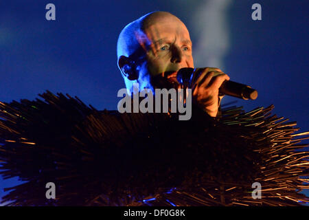 Toronto, Kanada. 25. September 2013. Englische elektronische pop-Duo, Pet Shop Boys, führt an Torontos Sony Center für darstellende Künste während ihrer Welt große elektrische Tour. Im Bild, Neil Tennant. © EXImages/Alamy Live-Nachrichten Stockfoto