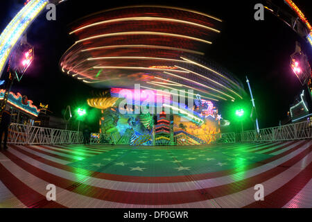 München, Deutschland. 24. September 2013. Eine Fahrt auf dem Oktoberfest in München, Deutschland, 24. September 2013. Das weltweit größte Volksfest dauert bis 6. Oktober 2013. Foto: FELIX HOERHAGER/Dpa/Alamy Live News Stockfoto