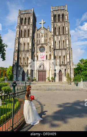 Braut zu sein vor St. Josephs Kathedrale in Hanoi, Vietnam Stockfoto