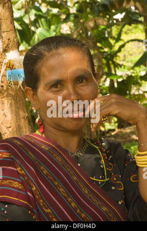 Indonesien, Flores, Larantuka, Kawaliwu Dorf, Frau in Tracht, Teil von Willkommen im Dorf für Touristen Stockfoto