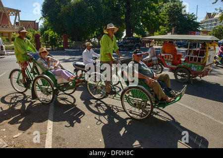 Stadtrundfahrt mit Cyclo, Phnom Penh, Kambodscha Stockfoto