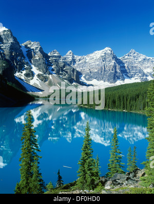 Kanada, Alberta Banff Nationalpark, reflektiert Wenkchemna Gipfeln in Moraine Lake. Stockfoto