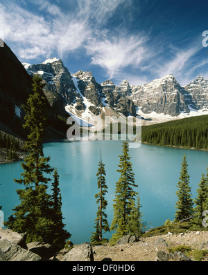 Kanada, Alberta Banff Nationalpark, reflektiert Wenkchemna Gipfeln in Moraine Lake. Stockfoto