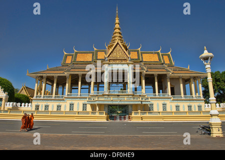 Mönche, die zu Fuß vor dem Chan Chhaya Pavillon im Königspalast in Phnom Penh, Kambodscha Stockfoto