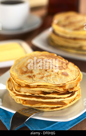 Frische hausgemachte Pfannkuchen mit Kaffee, Butter und Ahornsirup in den Rücken Stockfoto