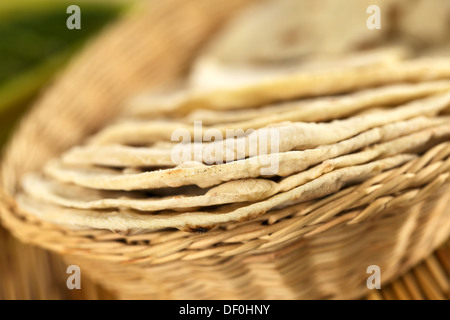 Indisches Fladenbrot Chapati in Korb (selektiven Fokus, Fokus auf der vorderen Kante der ersten drei Chapati) genannt Stockfoto